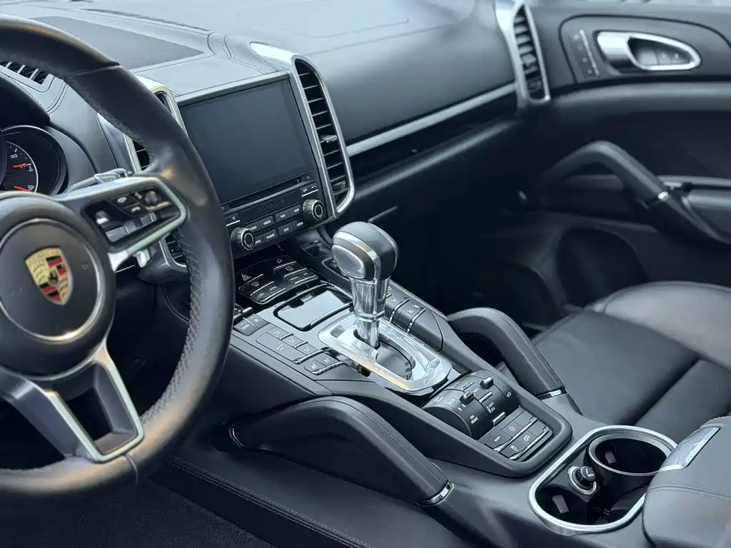 Porsche Cayenne — миниатюра 10