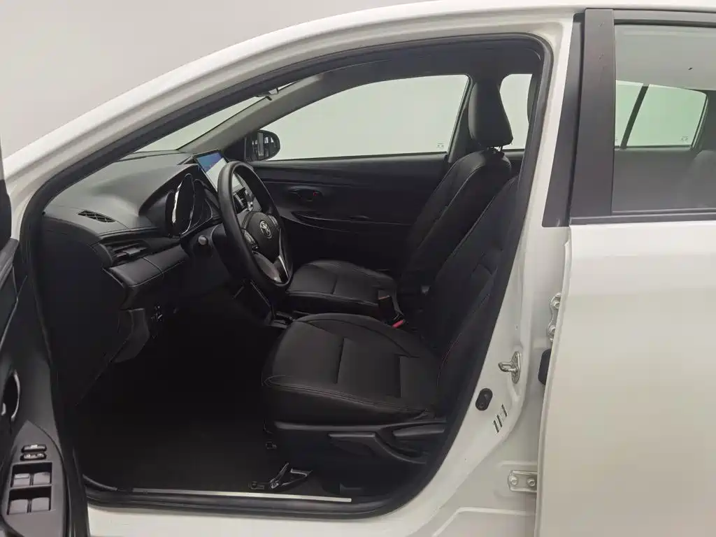 Toyota Yaris L — миниатюра 10