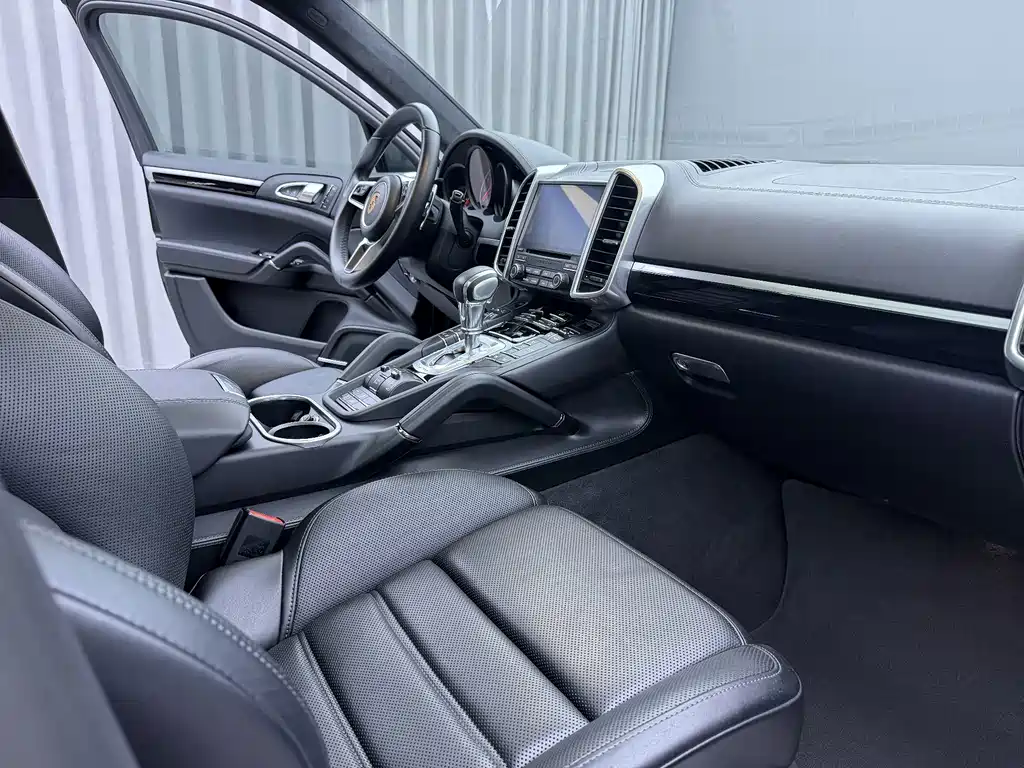 Porsche Cayenne — миниатюра 12
