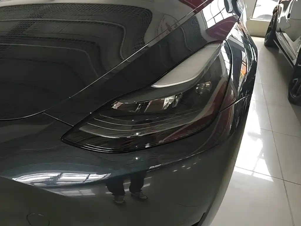 Tesla Model Y — миниатюра 24