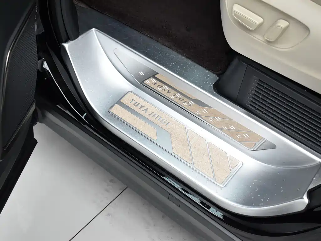 Toyota Alphard — миниатюра 24
