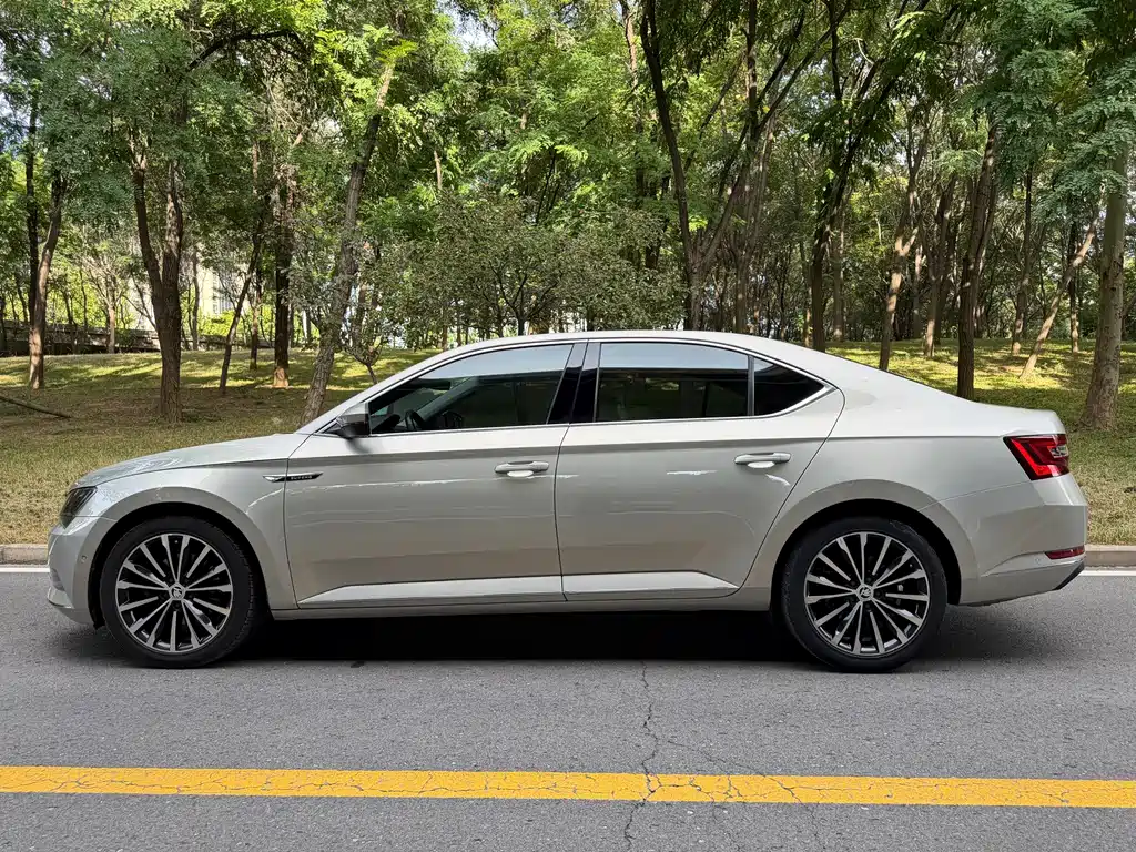 Skoda Superb — миниатюра 3