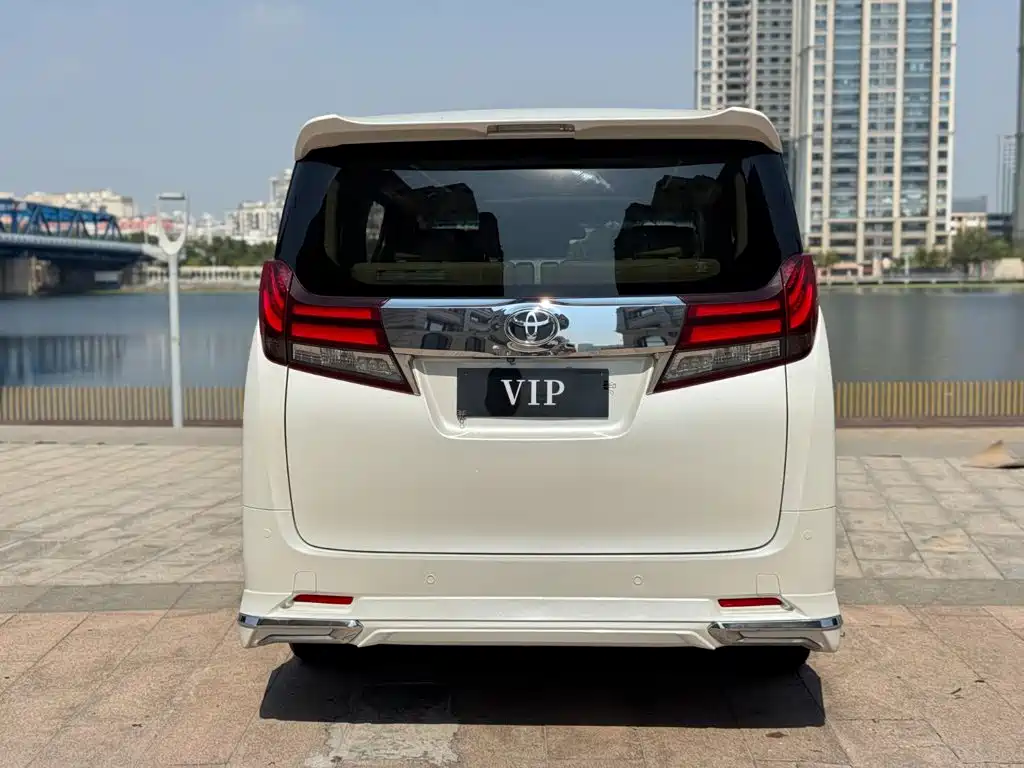 Toyota Alphard — миниатюра 8