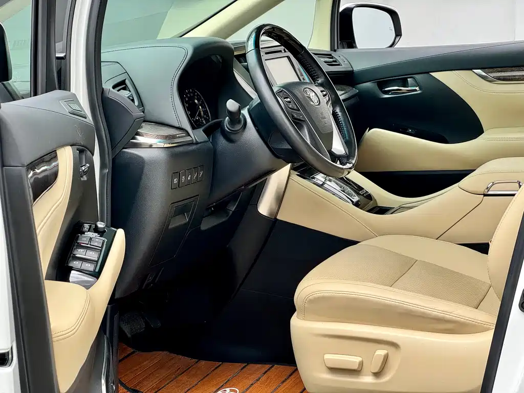 Toyota Alphard — миниатюра 4