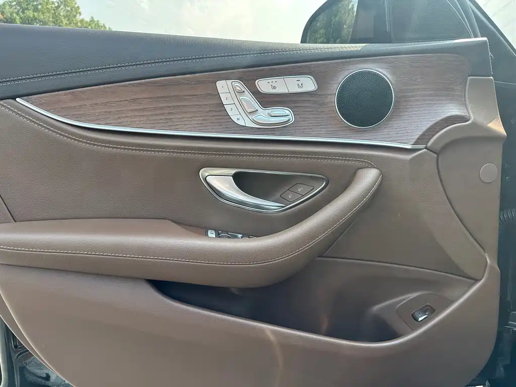 Mercedes-Benz E-Class — миниатюра 7