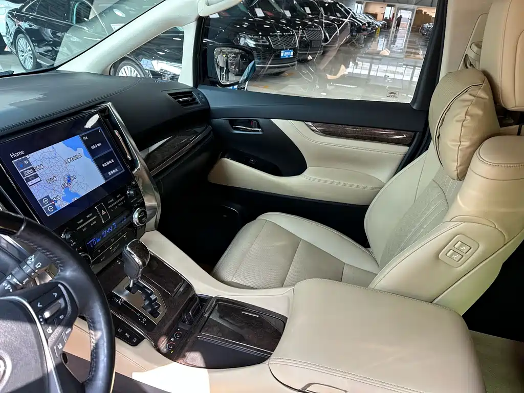 Toyota Vellfire — миниатюра 8