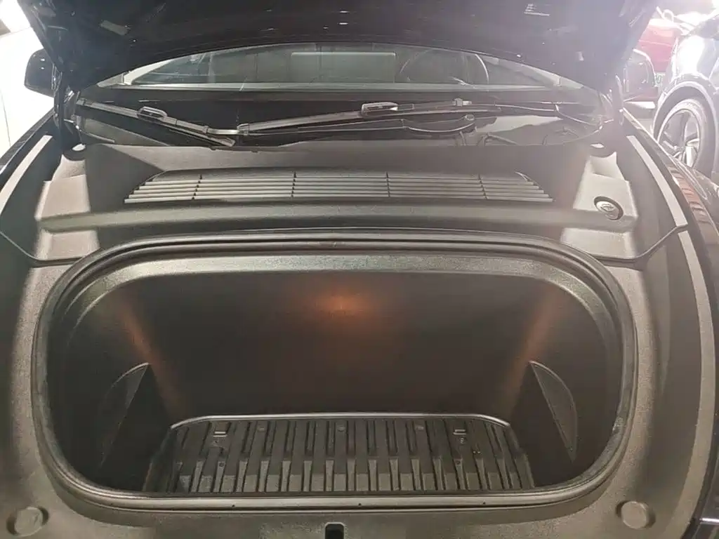 Tesla Model Y — миниатюра 20