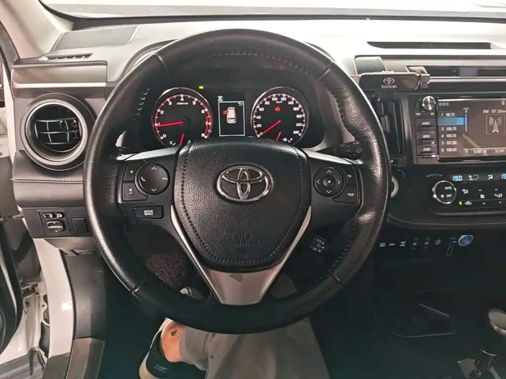 Toyota RAV4 — миниатюра 11