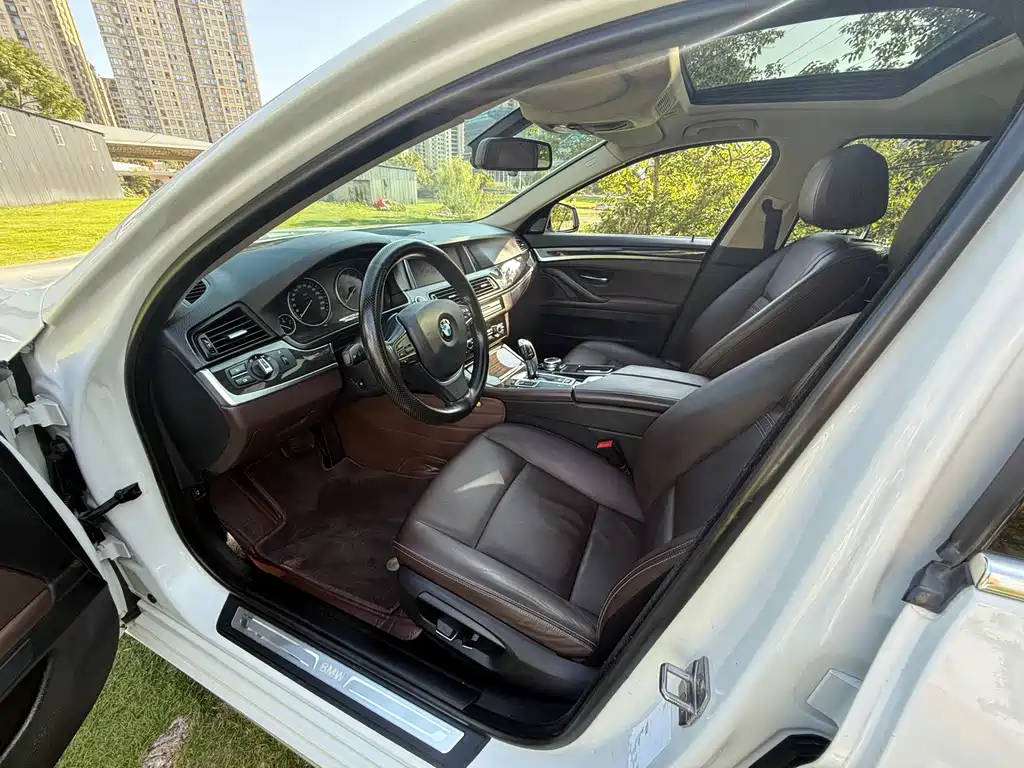 BMW 5 Series — миниатюра 7