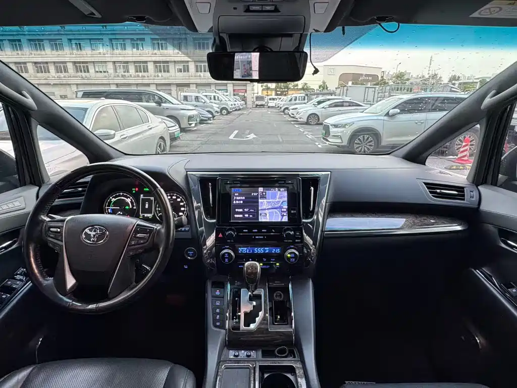 Toyota Alphard — миниатюра 5