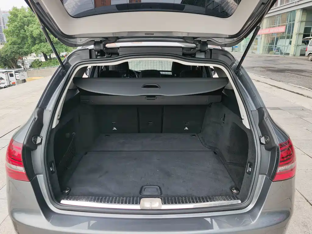 Mercedes-Benz C-Class (Import) — миниатюра 26