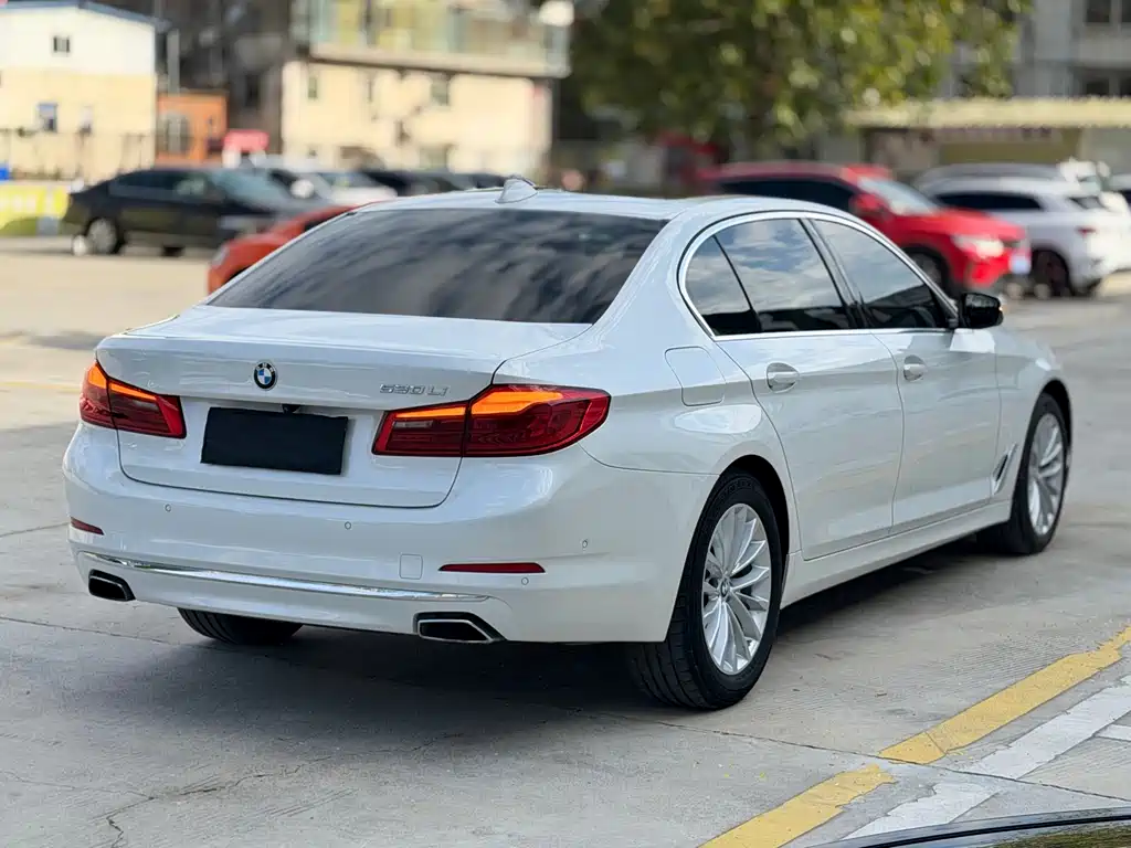 BMW 5 Series — миниатюра 7