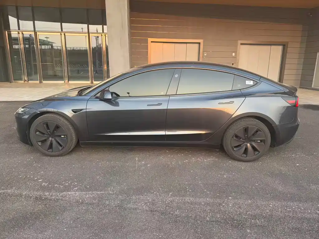 Tesla Model 3 — миниатюра 7