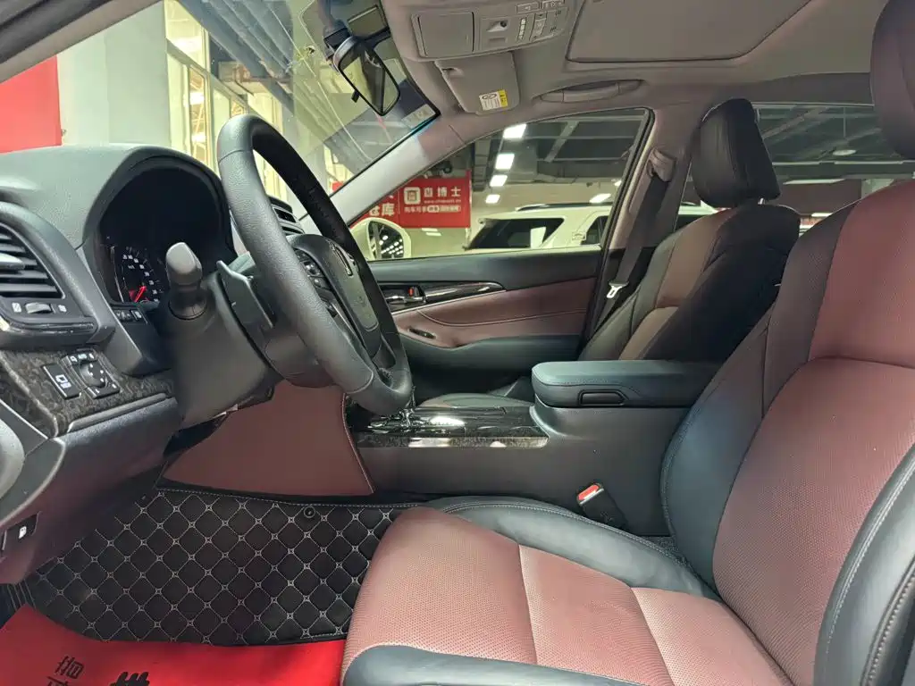 Toyota Crown — миниатюра 8