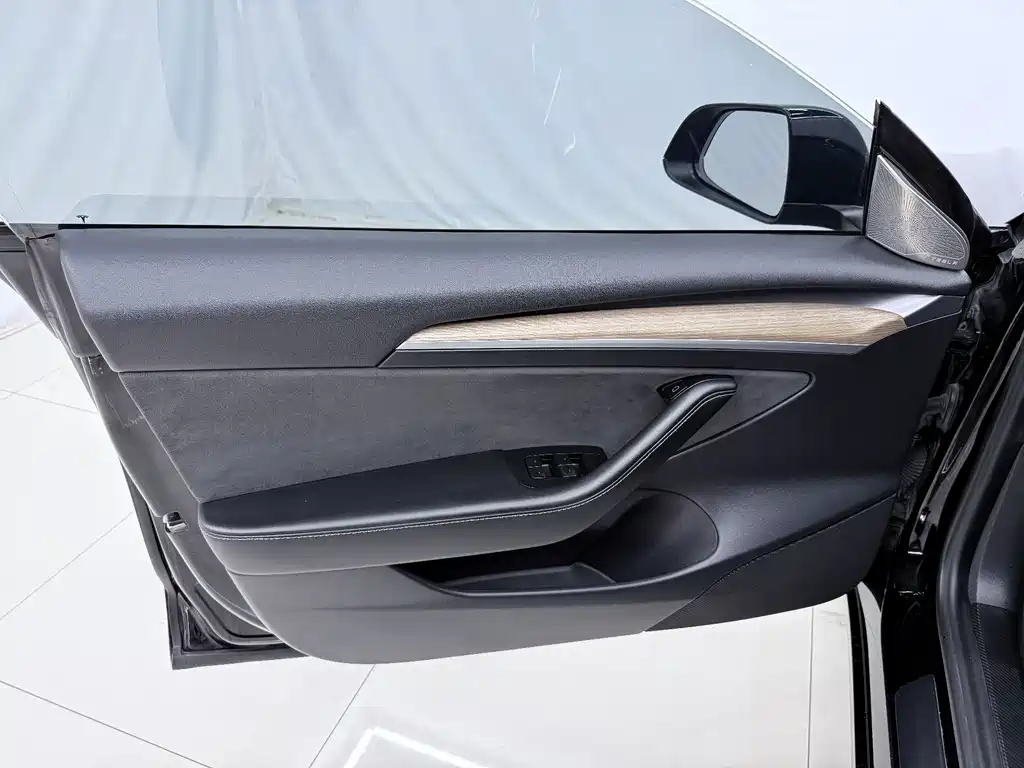 Tesla Model 3 — миниатюра 16