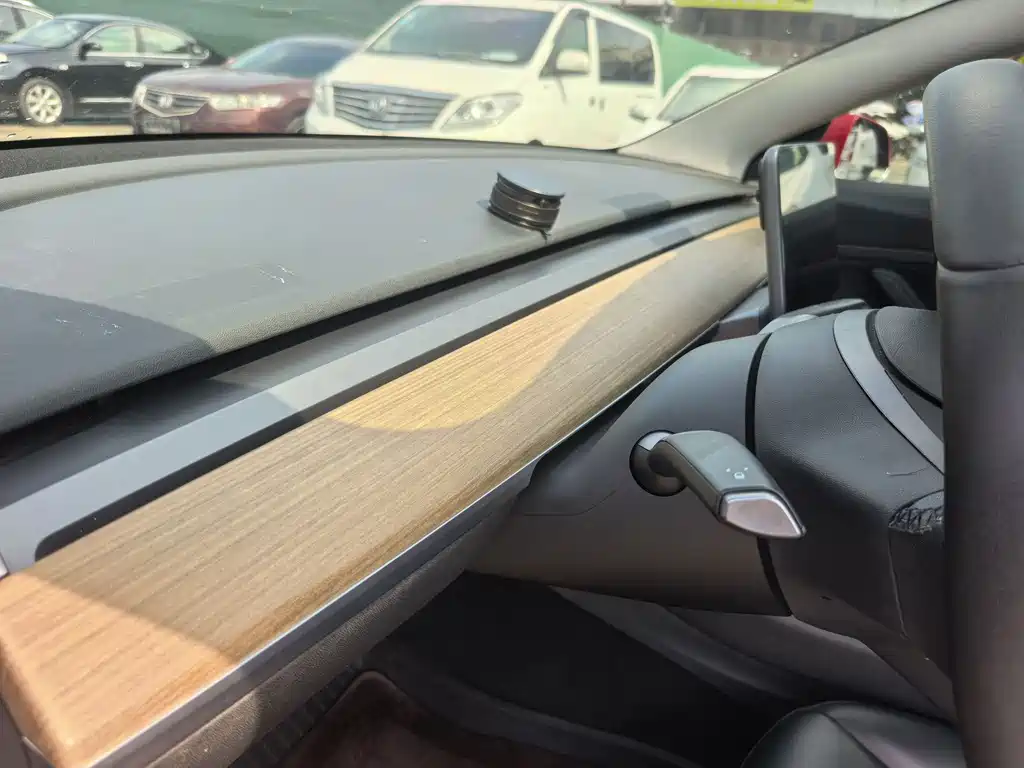 Tesla Model 3 — миниатюра 16