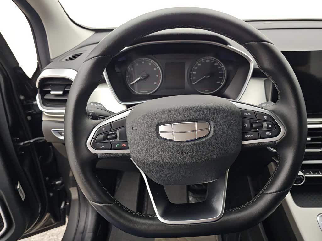 Geely Binyue 1.5 л 2025 г. Серебристо-серый, пробег 32000 км