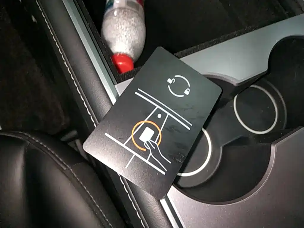 Tesla Model Y — миниатюра 9