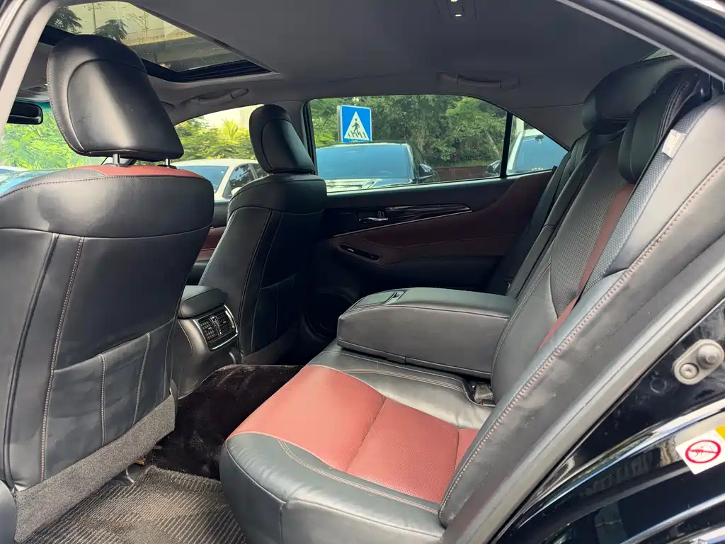 Toyota Crown — миниатюра 4