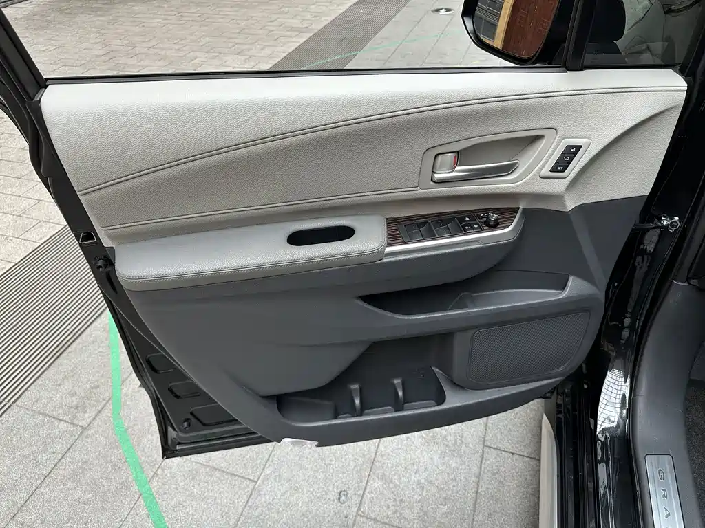 Toyota Granvia — миниатюра 13