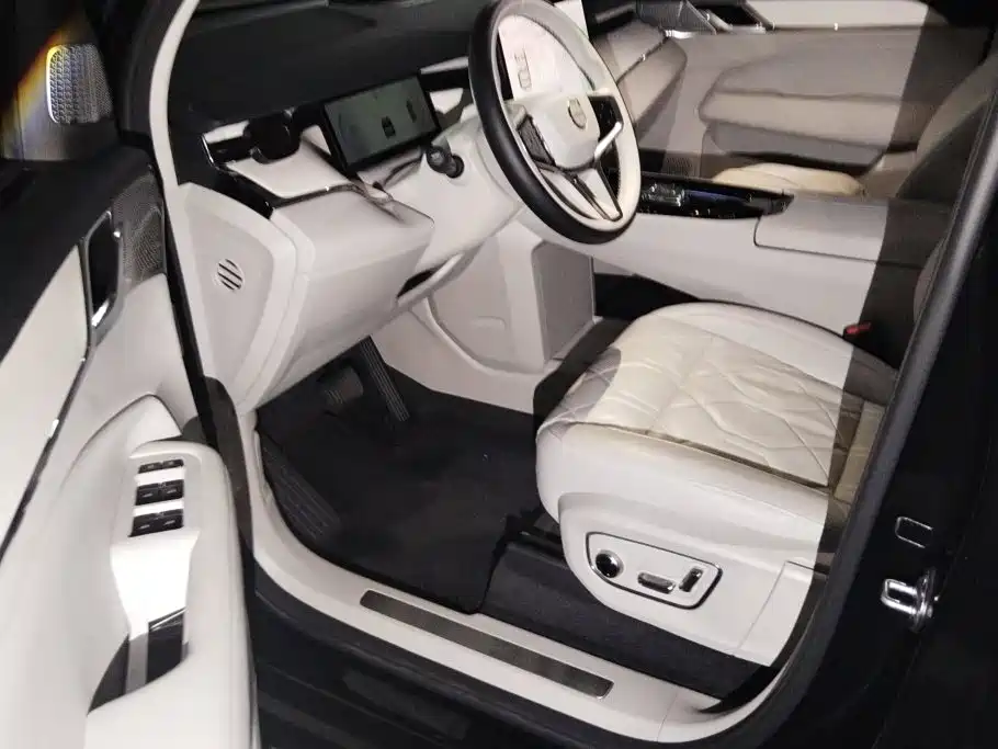 Volvo EM90 — миниатюра 8