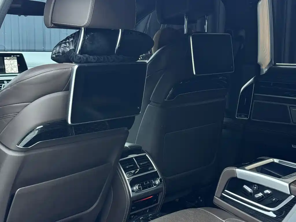 BMW 7 Series — миниатюра 7