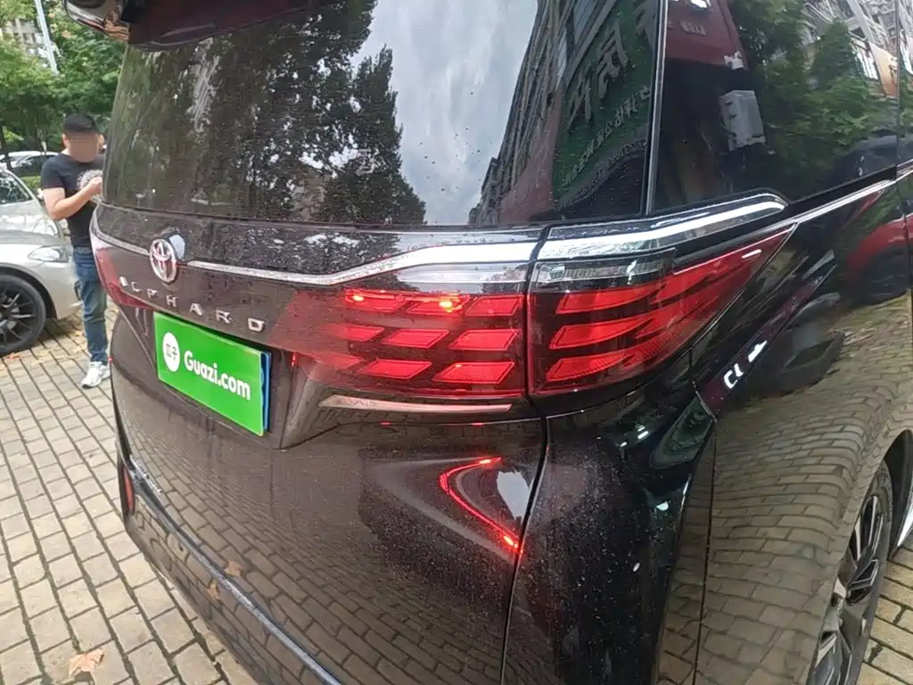 Toyota Alphard — миниатюра 8