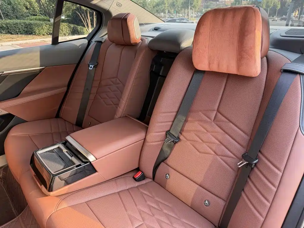 BMW 5 Series — миниатюра 10