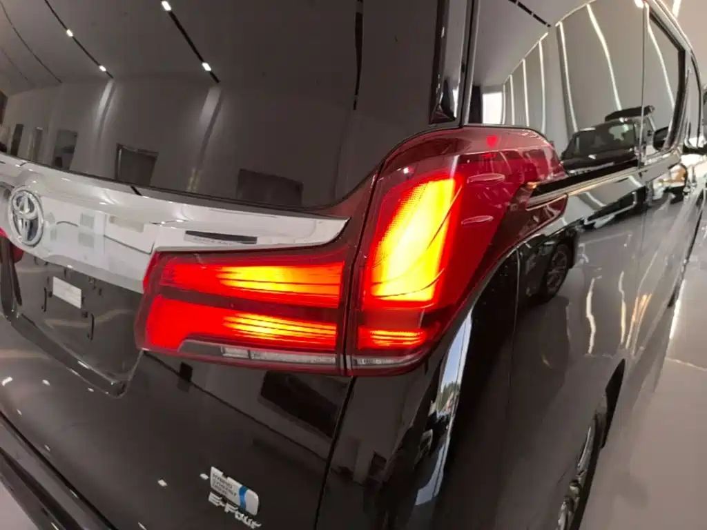 Toyota Alphard — миниатюра 8