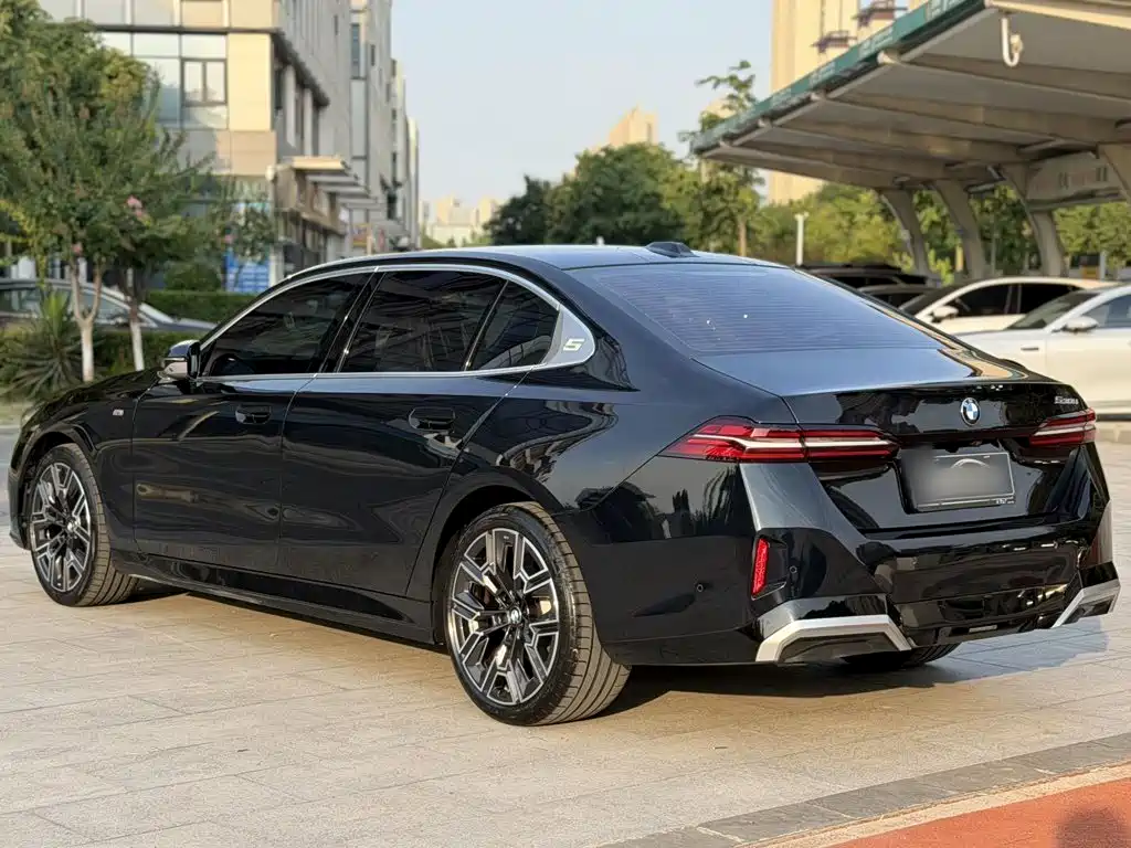 BMW 5 Series — миниатюра 6
