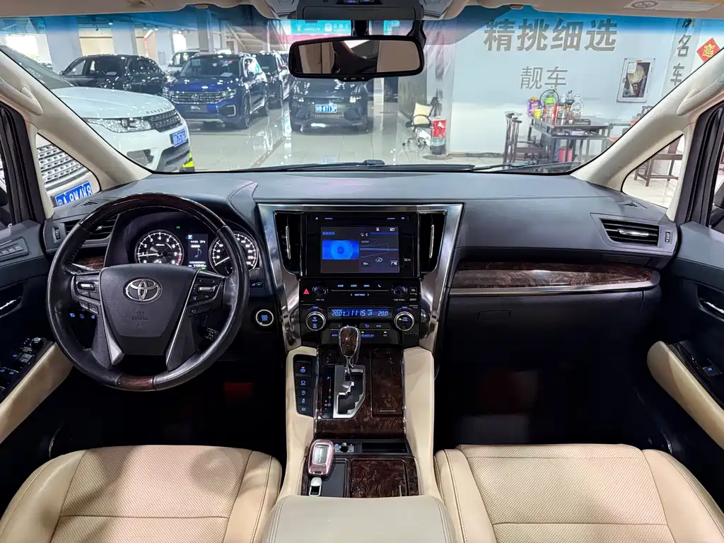 Toyota Alphard — миниатюра 5