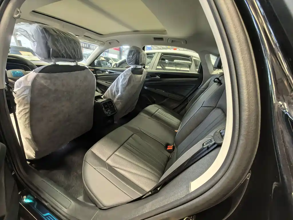 Volkswagen Passat 2025 380TSI