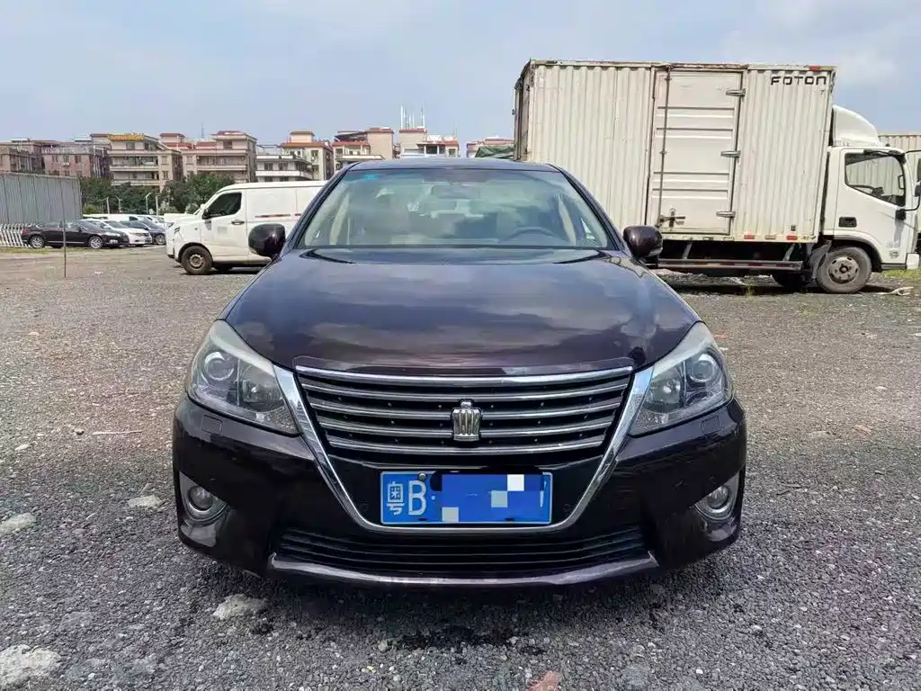 Toyota Crown — миниатюра 2