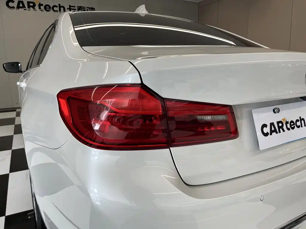 BMW 5 Series — миниатюра 10