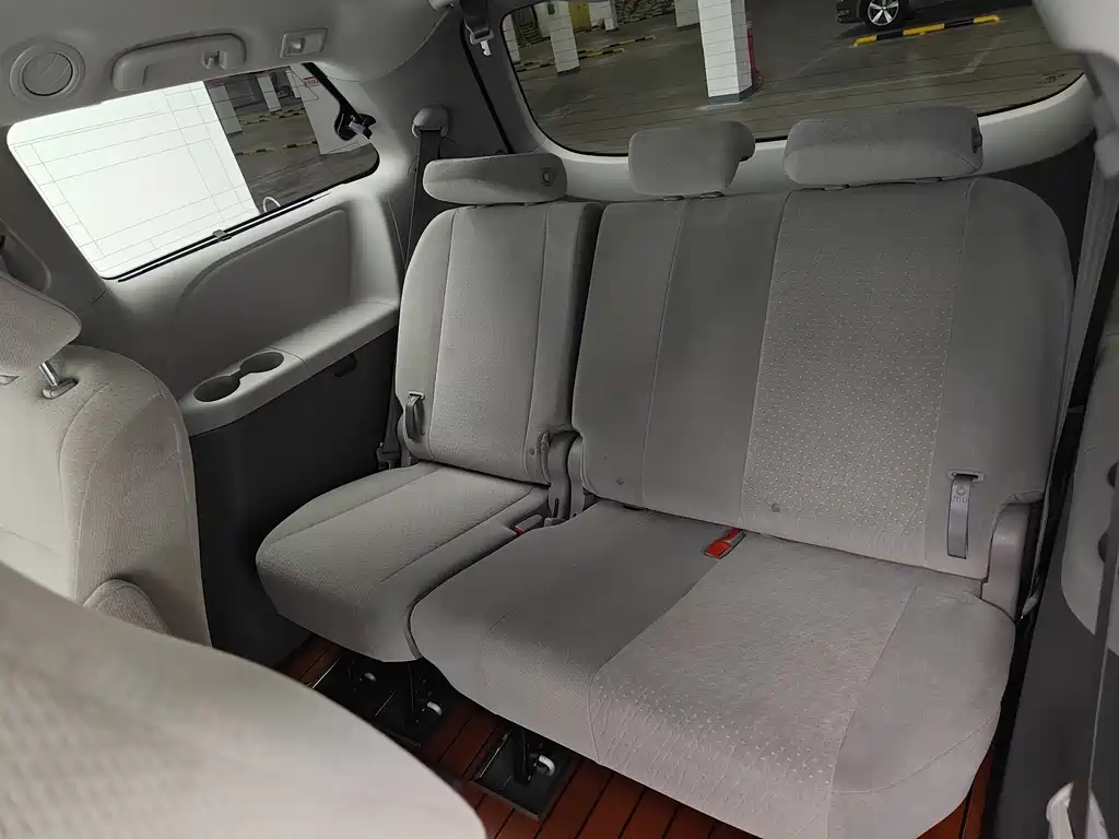 Toyota Sienna — миниатюра 12