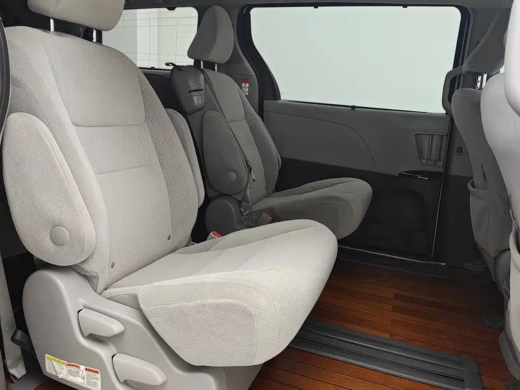 Toyota Sienna — миниатюра 21