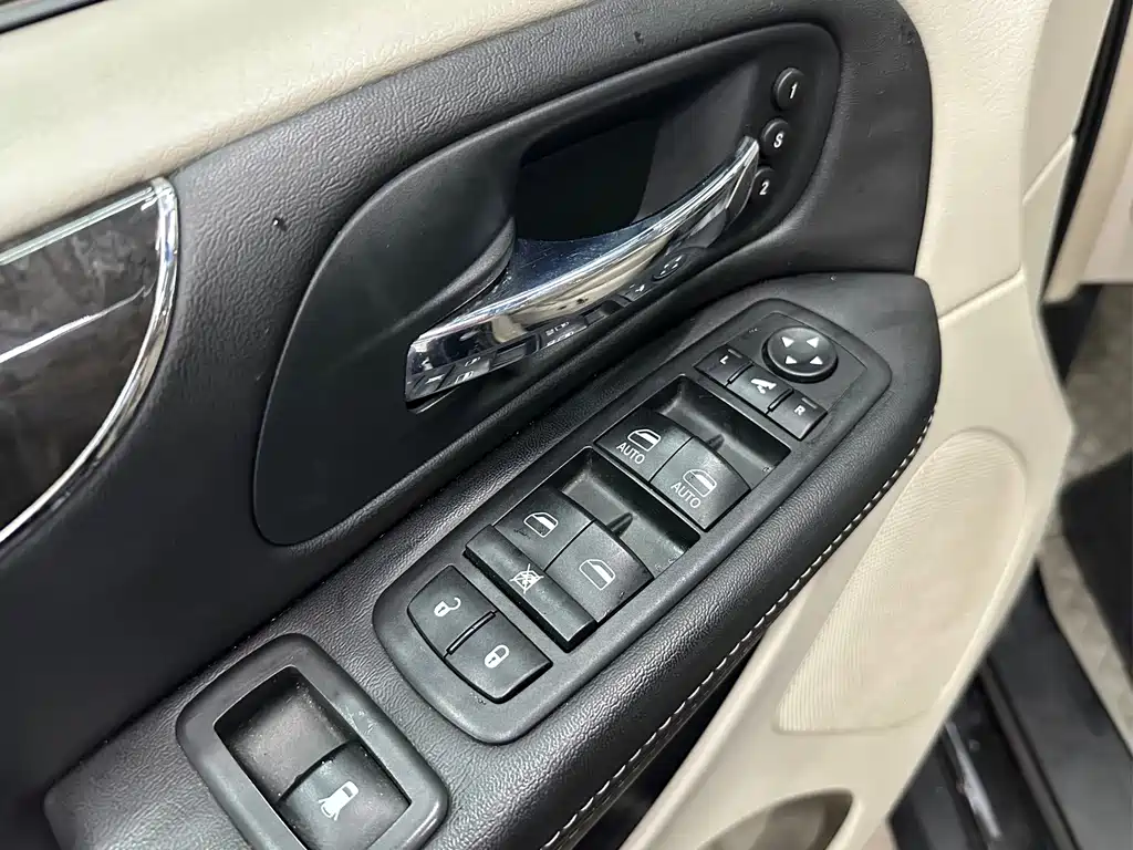 Chrysler Grand Voyager (Import) — миниатюра 6