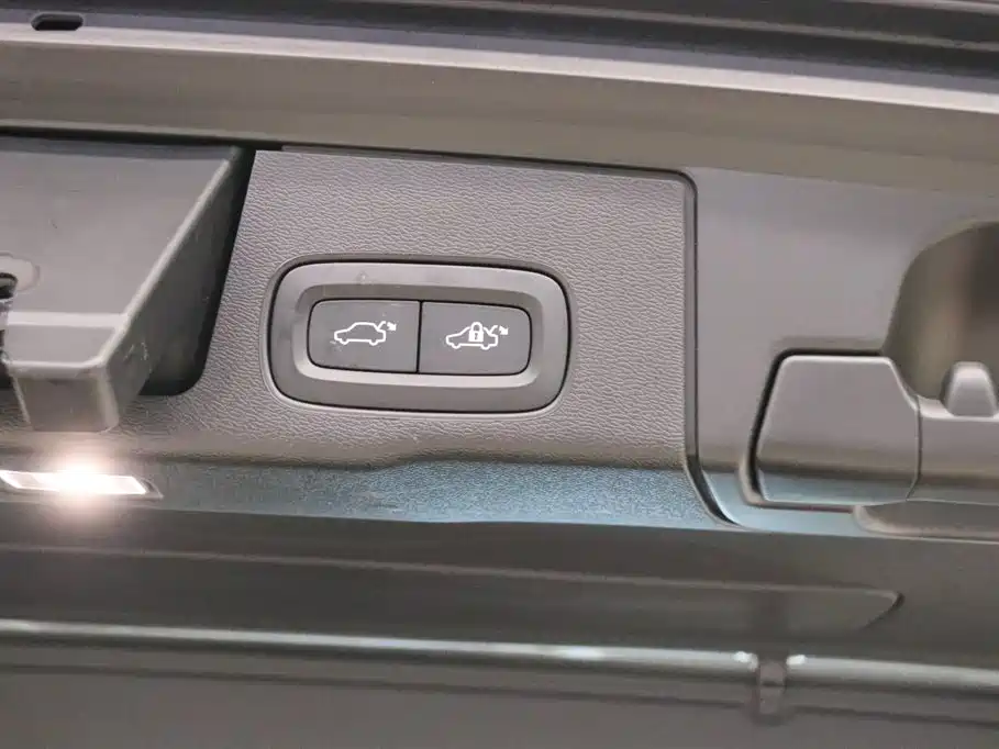 VOLVO XC60 PLUG IN HYBRID