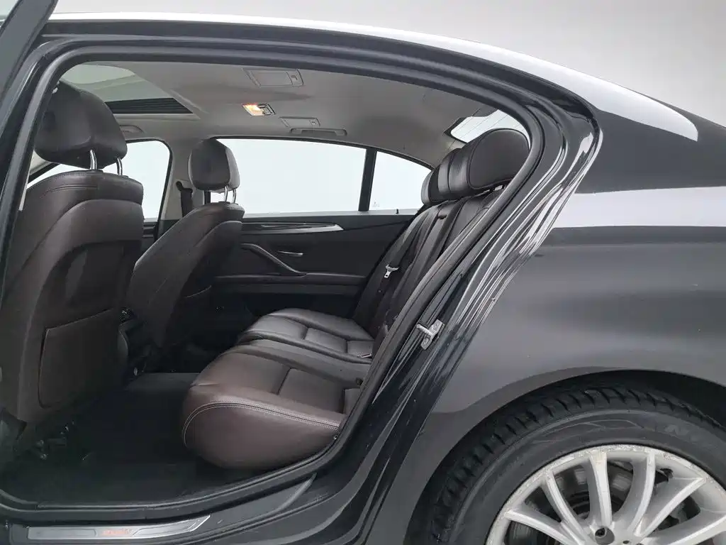 BMW 5 Series — миниатюра 15