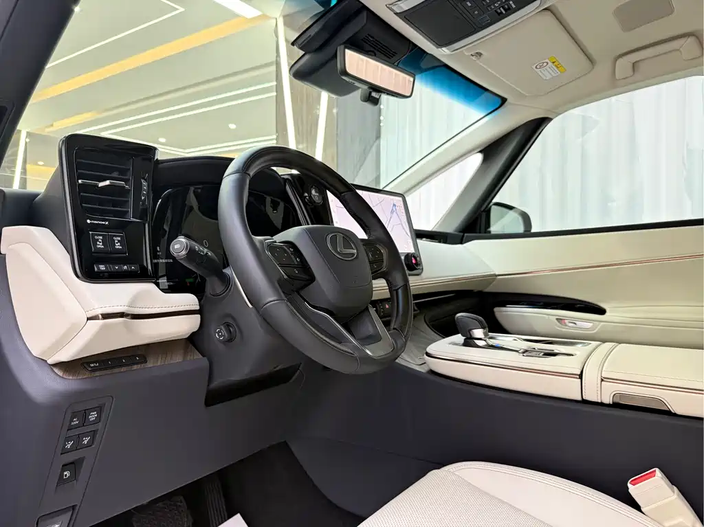 Lexus LM 2023 500h мест