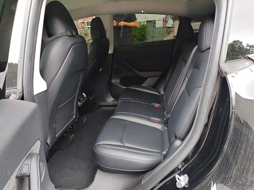 Tesla Model Y — миниатюра 18