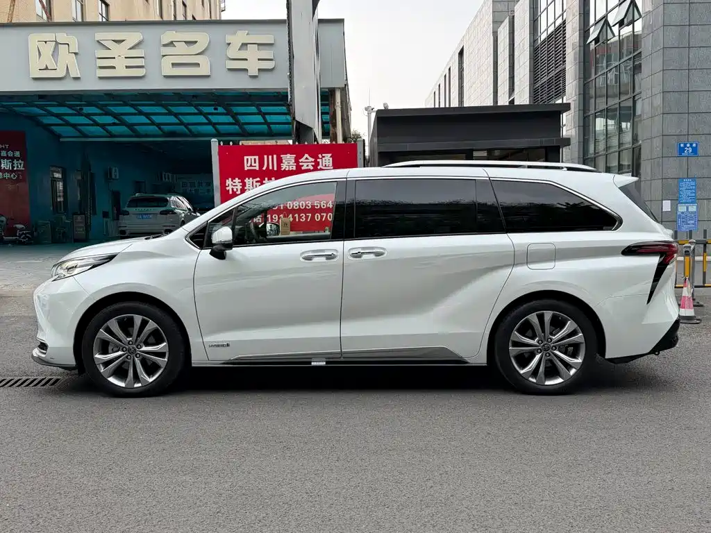 Toyota Sienna — миниатюра 3