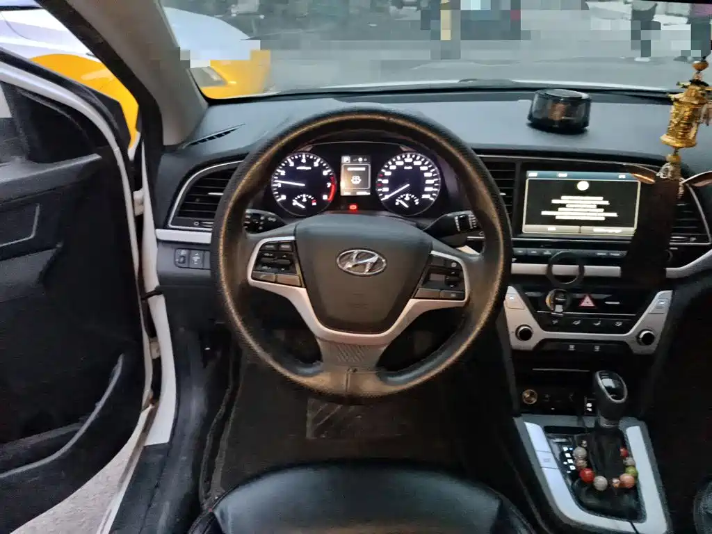 Hyundai Elantra — миниатюра 11
