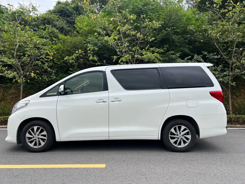 Toyota Alphard — миниатюра 4
