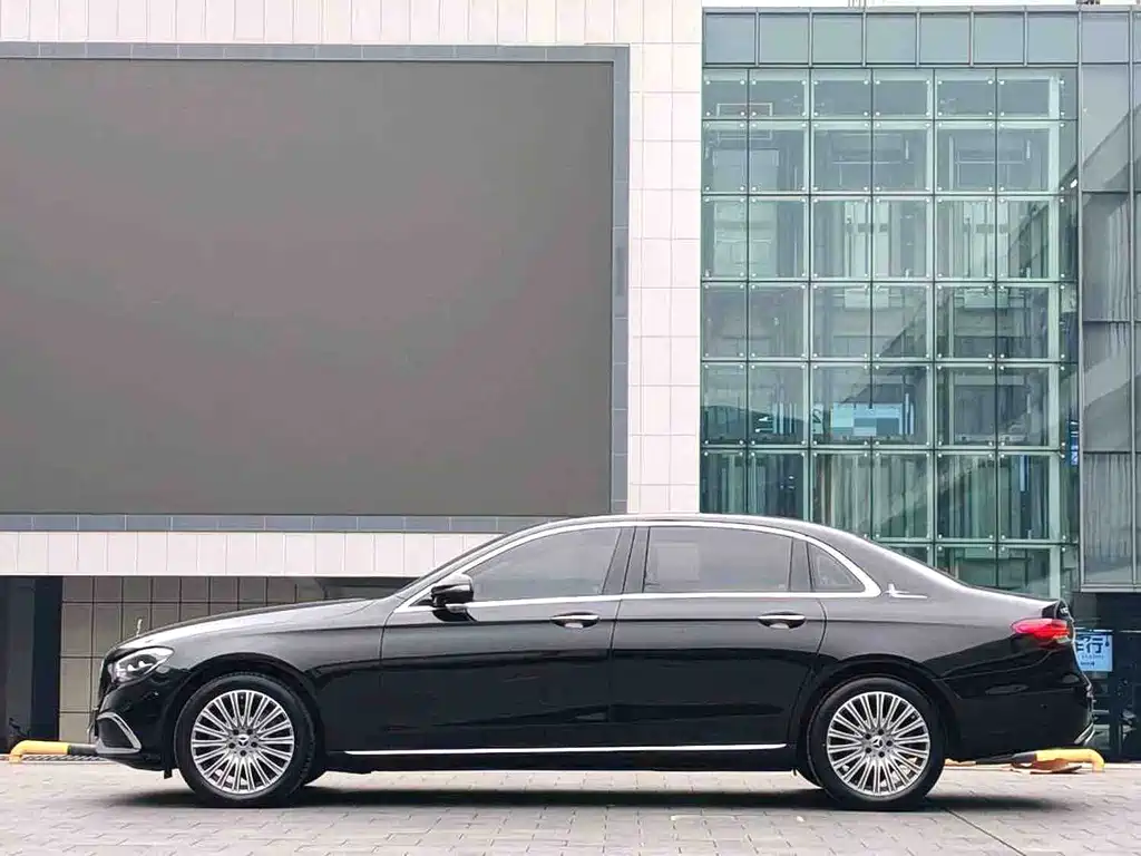 Mercedes-Benz E-Class — миниатюра 9