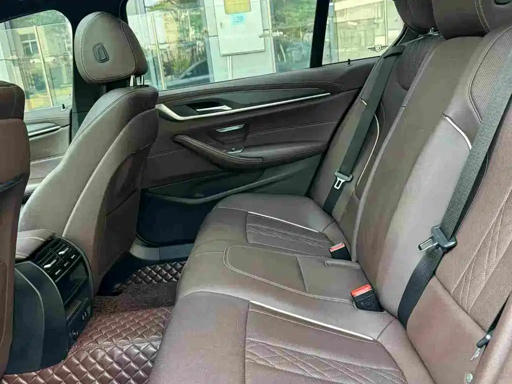 BMW 5 Series — миниатюра 10