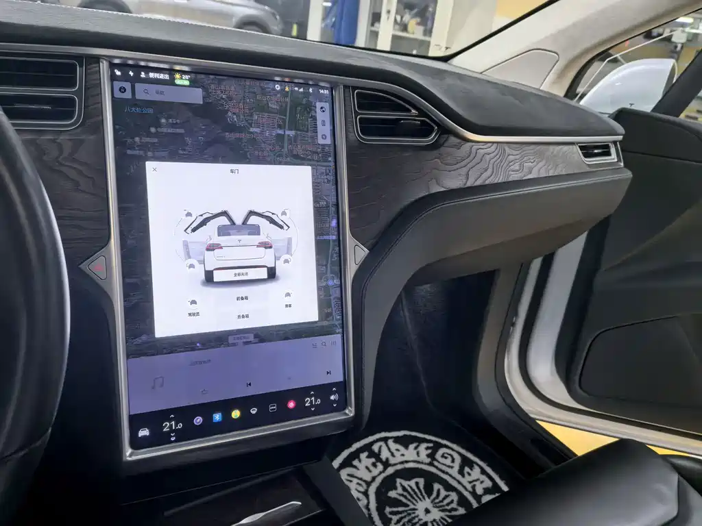 Tesla Model X — миниатюра 8