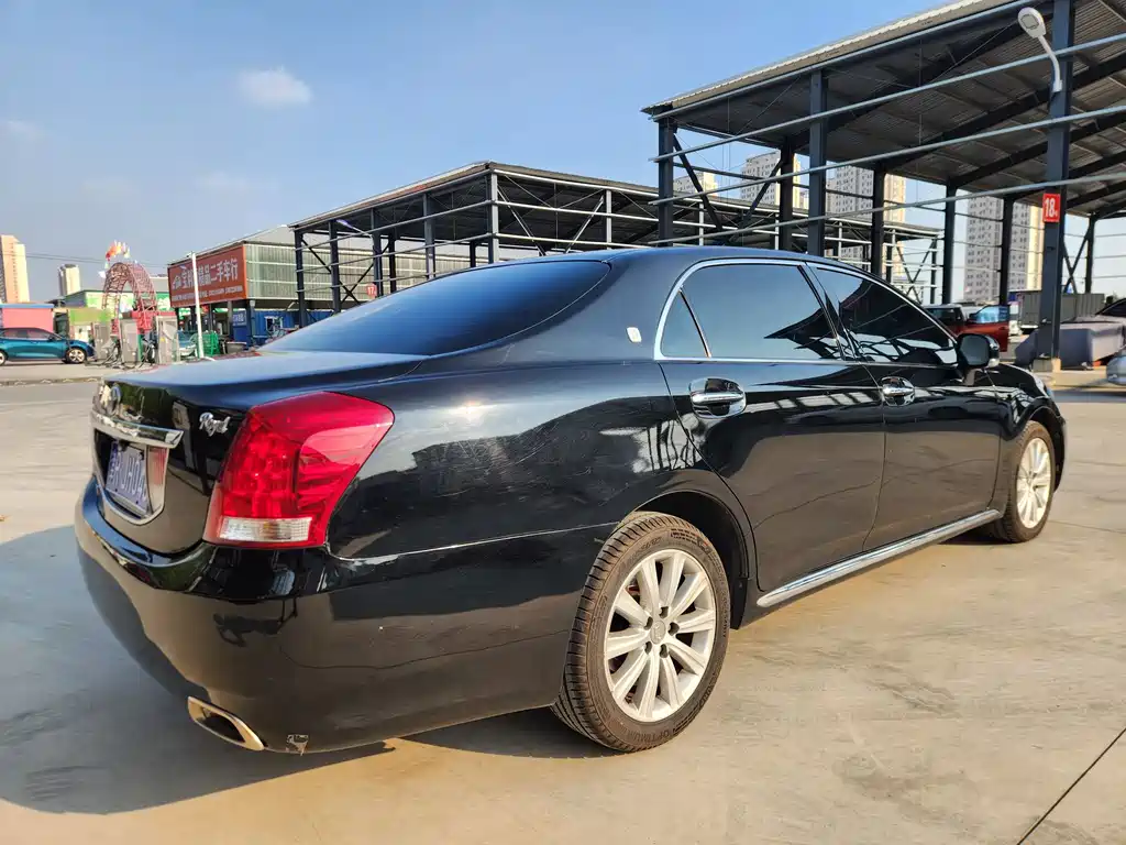 Toyota Crown — миниатюра 4