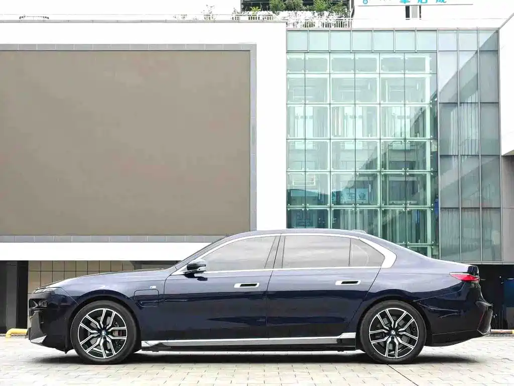 BMW i7 — миниатюра 4