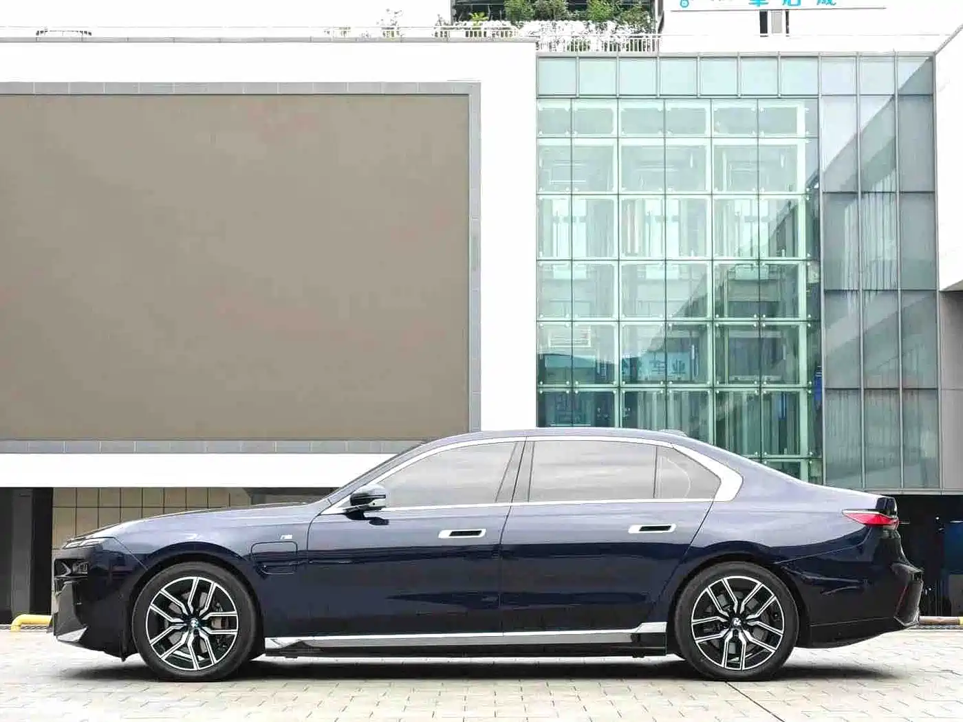 BMW i7